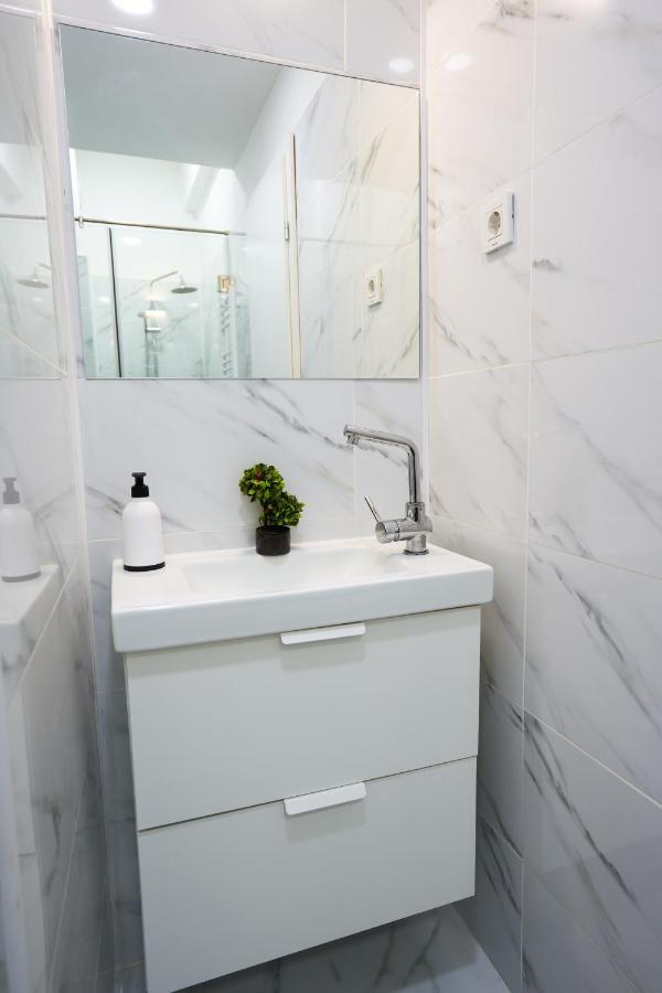 Minimalist Design Apartament In Magheru Bukarest Exterior foto